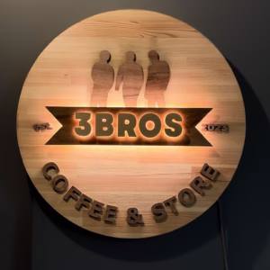 Ξύλινη-φωτιζόμενη-επιγραφή-εσωτερικού-χώρου