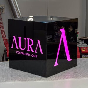 Φωτιζόμενος κύβος επιγραφή μπροστά